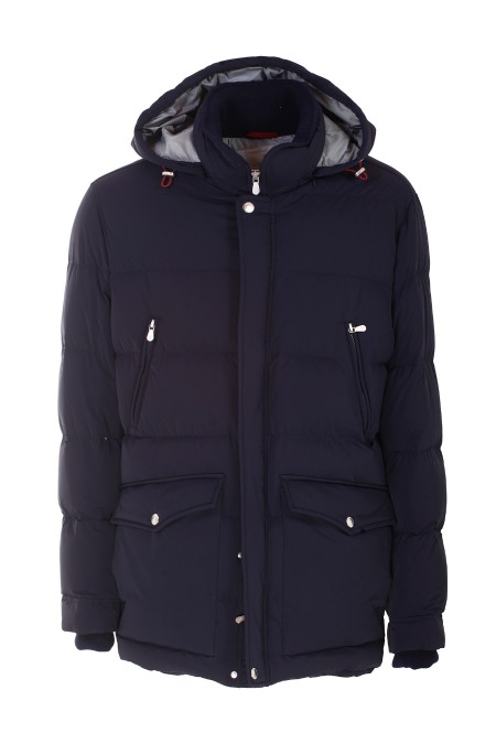 Shop BRUNELLO CUCINELLI  Piumino: Brunello Cucinelli piumino con cappuccio staccabile.
Doppia chiusura con zip e bottoni automatici.
Cappuccio removibile.
Tasche alte con zip.
Tasche basse a toppa con patta e bottone.
Polsini in maglia a costina.
Due tasche interne con bottone e un portapenna.
Imbottitura realizzata con materiali naturali di alta qualità: 90% piumino d'oca, 10% piuma d'oca.
Composizione: 83% Poliammide 17% Elastan.
Fabbricato in Italia.. MM4031823-CON50